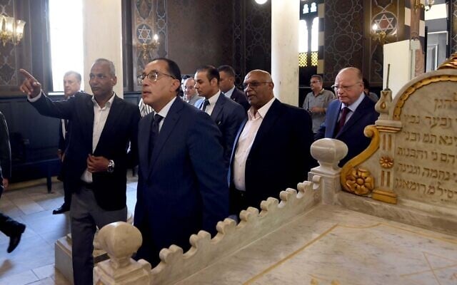 Le Premier ministre égyptien Mostafa Madbouly (au centre) assiste à l'inauguration de la synagogue Ben Ezra récemment restaurée au Caire, en Égypte, le 31 août 2023. (Crédit : Cabinet égyptien) Le Premier ministre égyptien Mostafa Madbouly (au centre) assiste à l'inauguration de la synagogue Ben Ezra récemment restaurée au Caire, en Égypte, le 31 août 2023. (Crédit : Cabinet égyptien)