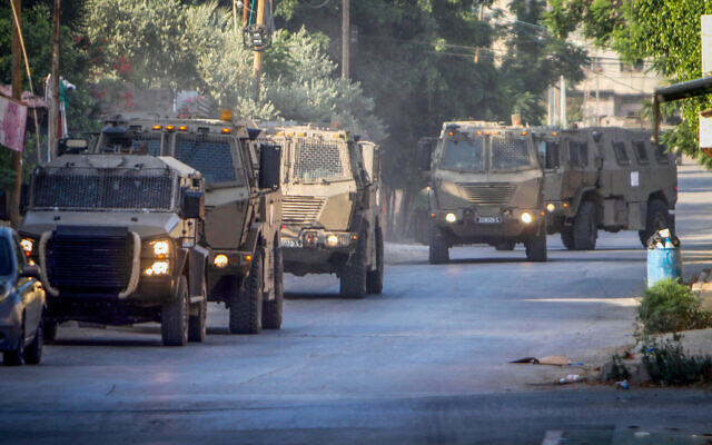 Jeeps de l'armée israélienne alors que l'armée commence une opération dans la ville de Jénine en Cisjordanie, le 3 juillet 2023 (Crédit : Nasser Ishtayeh/Flash90) Jeeps de l'armée israélienne alors que l'armée commence une opération dans la ville de Jénine en Cisjordanie, le 3 juillet 2023 (Crédit : Nasser Ishtayeh/Flash90)