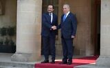 Le président chypriote Nikos Christodoulides (à gauche) saluant le Premier ministre Benjamin Netanyahu, à Nicosie, à Chypre, le 3 septembre 2023. (Crédit : Amos Ben Gershom/GPO)