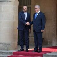 Le président chypriote Nikos Christodoulides (à gauche) saluant le Premier ministre Benjamin Netanyahu, à Nicosie, à Chypre, le 3 septembre 2023. (Crédit : Amos Ben Gershom/GPO)