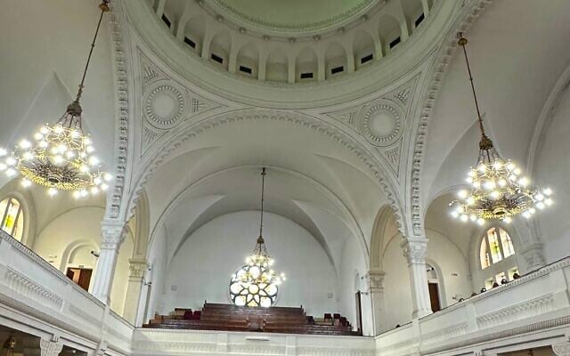Photo de l'intérieur de la synagogue de Novi Sad, en Serbie. (Crédit : Larry Luxner/JTA)