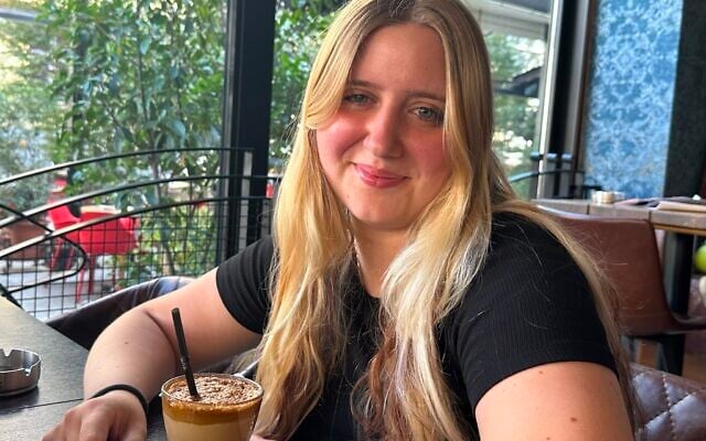 Teodora Paljic, 20 ans, étudiante à l'université, aide à organiser des programmes culturels pour la jeunesse juive à Novi Sad, Serbie. (Crédit : Larry Luxner/JTA)
