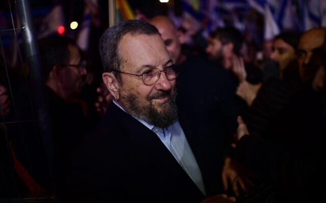 L'ancien premier ministre Ehud Barak participe à une manifestation contre la réforme judiciaire prévue par le gouvernement, le 25 février 2023. (Crédit : Tomer Neuberg/Flash90)