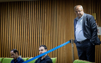 Le député Ahmad Tibi, à droite, lors d'une discussion et d'un vote à la Knesset, à Jérusalem, le 19 septembre 2023. (Crédit : Yonatan Sindel/Flash90)