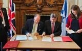 Le ministre israélien de l'Innovation, des Sciences et de la Technologie Ofir Akunis, à droite, et son homologue britannique George Freeman signent un accord de collaboration dans les domaines de la science, de l'innovation et de la technologie, le 20 septembre 2023. (Autorisation)