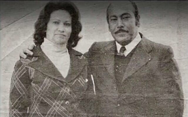 Inshirah et Ibrahim Shahin, des Égyptiens qui espionne pour le compte d'Israël avec leurs enfants dans les années 1960 et 1970. (Crédit : Capture d'écran de la Douzième chaîne - utilisée conformément à l'article 27a de la loi sur les droits d'auteur) Inshirah et Ibrahim Shahin, des Égyptiens qui espionne pour le compte d'Israël avec leurs enfants dans les années 1960 et 1970. (Crédit : Capture d'écran de la Douzième chaîne - utilisée conformément à l'article 27a de la loi sur les droits d'auteur)