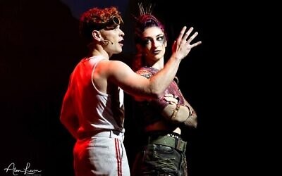 Nicolette Luisa et Stuart Brown dans les rôles de Scaramouche et Galilée dans « We Will Rock You », la comédie musicale inspirée par Queen, à l'Opéra de Tel Aviv jusqu'au 14 septembre 2023 (Autorisation: Alon Levin)