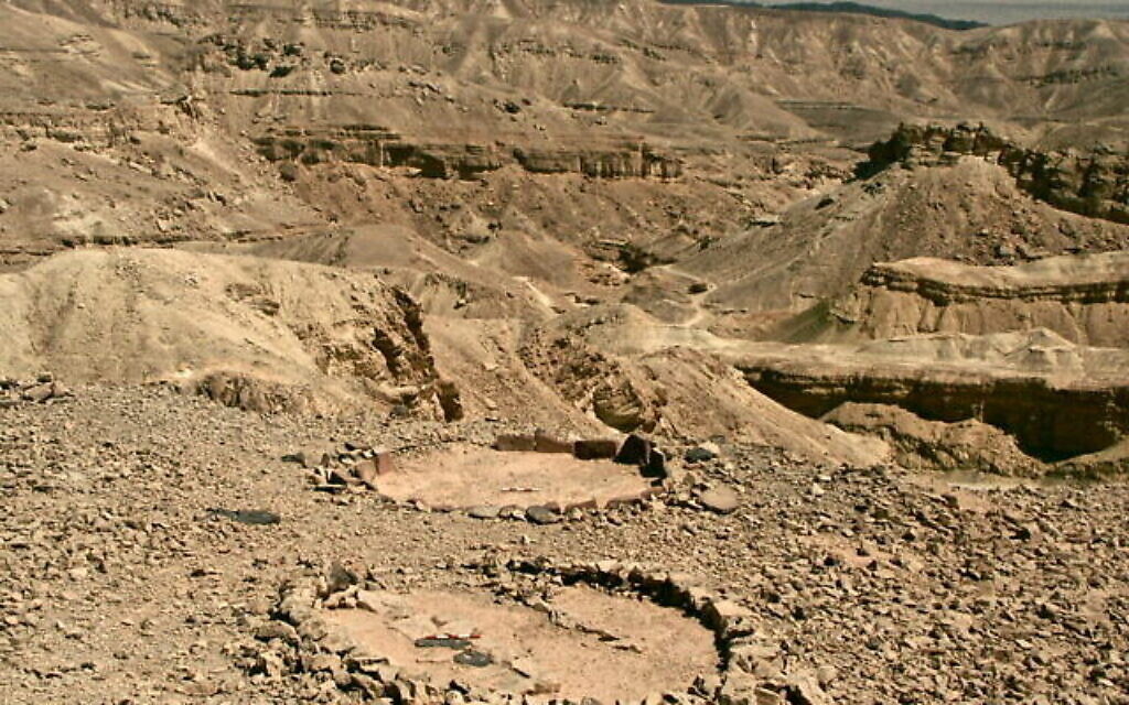 Zone de fouille des bivouacs de l'époque médiévale le long de la route de pèlerinage dans les collines d'Eilat. (Crédit : Itamar Taxel, Autorité Israélienne des Antiquités)