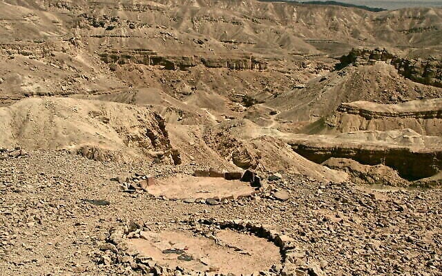 Zone de fouille des bivouacs de l'époque médiévale le long de la route de pèlerinage dans les collines d'Eilat. (Crédit : Itamar Taxel, Autorité Israélienne des Antiquités)