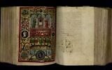 Livre italien de prières de fêtes de la fin du 15e siècle exposé à « Maisons de la vie: Synagogues et cimetières en Italie » au Musée national du judaïsme italien et de la Shoah, en 2023. (Crédit : Collection Zurich, David et Jemima Jeselsohn)