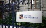 Le logo de Swiss Private Banking Edmond de Rothschild sur la façade d'un bâtiment accueillant une succursale de la banque, à Lausanne, le 19 août 2020. (Crédit : Fabrice Coffrini / AFP)