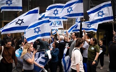 Les manifestants anti-refonte judiciaire, à New York City, le 28 avril 2023. (Crédit : Luke Tress/Times of Israel)