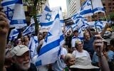 Des manifestants anti-réforme à New York, le 27 juillet 2023. (Crédit : Luke Tress/Times of Israel)