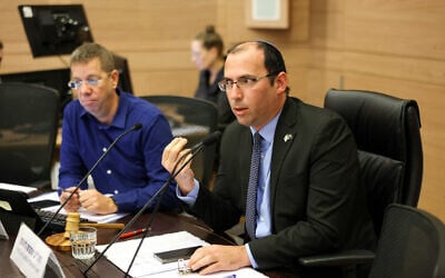 Le député Simcha Rothman dirigeant une audience de la commission de la Constitution, du Droit et de la Justice de la Knesset, le 20 septembre 2023. (Crédit : Noam Moskowitz/Knesset Spokesperson's Office)