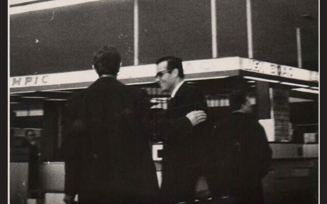 L'agent égyptien du Mossad Ashraf Marwan, connu sous le nom de 'l'ange', avec son responsable sur une photo non-datée diffusée par le Mossad, le 7 septembre 2023. (Crédit : Archives de l'État) known as 'the Angel' with his handle L'agent égyptien du Mossad Ashraf Marwan, connu sous le nom de 'l'ange', avec son responsable sur une photo non-datée diffusée par le Mossad, le 7 septembre 2023. (Crédit : Archives de l'État) known as 'the Angel' with his handle