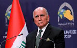 Le ministre irakien des Affaires étrangères Fouad Hussein en conférence de presse à Bagdad, le 
7 mars 2023. (Crédit : Murtaja LATEEF / AFP)