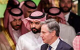 Le secrétaire d'État américain Antony Blinken, lors d'une conférence de presse conjointe avec le ministre saoudien des Affaires étrangères après une réunion ministérielle de la Coalition mondiale pour vaincre l'État islamique, à Ryad, le 8 juin 2023. (Crédit : Ahmed Yosri/Pool/AFP)