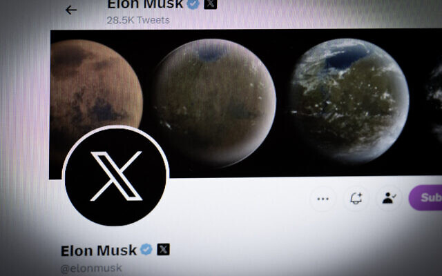 Le nouveau logo de Twitter sous sa forme "X" sur le compte du propriétaire du réseau social, Elon Musk, le 24 juillet 2023. (Crédit : ALAIN JOCARD / AFP) Le nouveau logo de Twitter sous sa forme "X" sur le compte du propriétaire du réseau social, Elon Musk, le 24 juillet 2023. (Crédit : ALAIN JOCARD / AFP)
