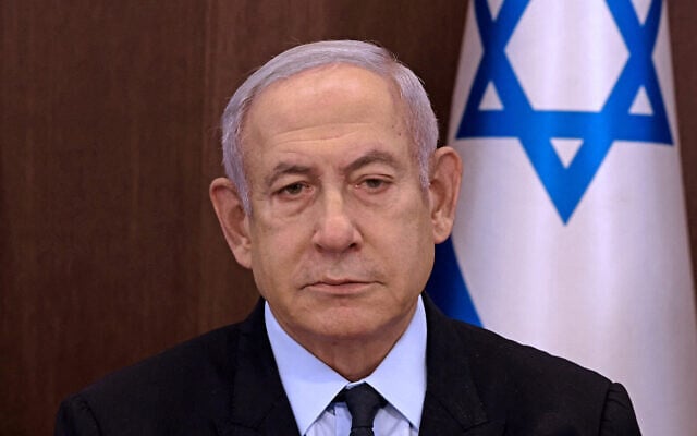 Le Premier ministre Benjamin Netanyahu présidant une réunion du cabinet, à Jérusalem, le 27 août 2023. (Crédit : Menahem Kahana/AFP)