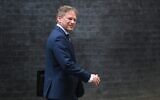 Le nouveau ministre britannique de la Défense, Grant Shapps, quitte le numéro 10 de Downing Street à Londres, le 31 août 2023. (Crédit : Daniel Leal/AFP)