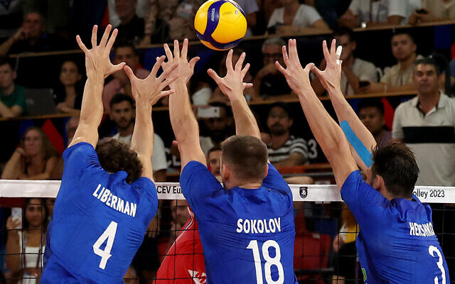 Des joueurs israéliens de volley bloquent un tir de la France lors d’un match de l’EuroVolley 2023, à Tel Aviv, le 2 septembre 2023. (Crédit : JACK GUEZ / AFP) Des joueurs israéliens de volley bloquent un tir de la France lors d’un match de l’EuroVolley 2023, à Tel Aviv, le 2 septembre 2023. (Crédit : JACK GUEZ / AFP)