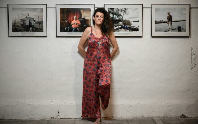 La photographe française Sandra Mehl pose lors d'une séance photo sur son site d'exposition lors de la 35e édition du festival de photographie de presse "Visa pour l'image" à Perpignan, dans le sud-ouest de la France, le 7 septembre 2023. (Crédit : Lionel BONAVENTURE / AFP)