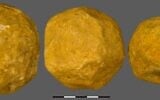 Cette image diffusée par l'Université hébraïque de Jérusalem le 6 septembre 2023 montre trois sphéroïdes de calcaire provenant du site archéologique de l'âge de pierre d'Ubeidiya en Israël. (Crédit : université hébraïque de Jérusalem)