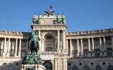 La Neue Burg, qui fait partie du palais de la Hofburg, avec le balcon dit d'Hitler, est photographiée lors de la première des cinq visites guidées spéciales organisées par la Maison de l'histoire autrichienne à la suite d'une vidéo controversée réalisée par l'aile jeunesse du Parti de la liberté (FPOe) d'extrême droite, le 7 septembre 2023. (Crédit : Alex HALADA / AFP)