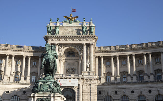 La Neue Burg, qui fait partie du palais de la Hofburg, avec le balcon dit d'Hitler, est photographiée lors de la première des cinq visites guidées spéciales organisées par la Maison de l'histoire autrichienne à la suite d'une vidéo controversée réalisée par l'aile jeunesse du Parti de la liberté (FPOe) d'extrême droite, le 7 septembre 2023. (Crédit : Alex HALADA / AFP) La Neue Burg, qui fait partie du palais de la Hofburg, avec le balcon dit d'Hitler, est photographiée lors de la première des cinq visites guidées spéciales organisées par la Maison de l'histoire autrichienne à la suite d'une vidéo controversée réalisée par l'aile jeunesse du Parti de la liberté (FPOe) d'extrême droite, le 7 septembre 2023. (Crédit : Alex HALADA / AFP)