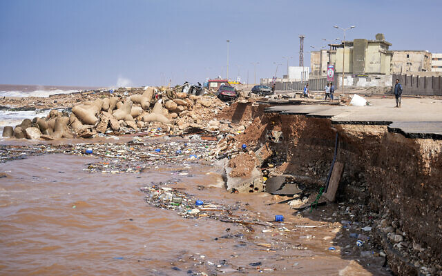 Cette photo fournie par le bureau du Premier ministre par intérim de Benghazi, en Libye, le 11 septembre 2023, montre les dégâts à Derna, à environ 290 kilomètres à l'est de Benghazi, à la suite de la tempête méditerranéenne "Daniel". (Crédit : Bureau de presse du Premier ministre libyen / AFP) Cette photo fournie par le bureau du Premier ministre par intérim de Benghazi, en Libye, le 11 septembre 2023, montre les dégâts à Derna, à environ 290 kilomètres à l'est de Benghazi, à la suite de la tempête méditerranéenne "Daniel". (Crédit : Bureau de presse du Premier ministre libyen / AFP)