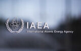 Le logo de l'Agence internationale de l'énergie atomique sur le bâtiment de l'AIEA lors d'une réunion du Conseil des gouverneurs de l'AIEA, au siège de l'agence, à Vienne, en Autriche, le 11 septembre 2023. (Crédit : Alex Halada/AFP)