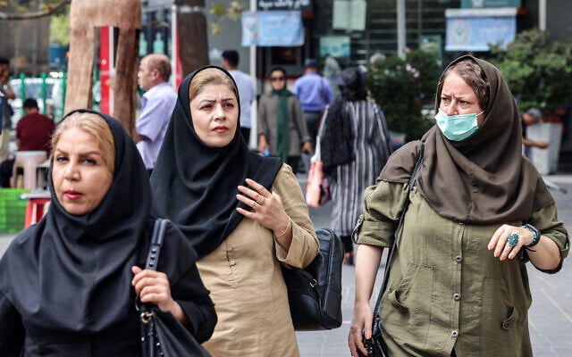 Des personnes se promènent au square Vanak à Téhéran le 5 septembre 2023. (Crédit : ATTA KENARE / AFP) Des personnes se promènent au square Vanak à Téhéran le 5 septembre 2023. (Crédit : ATTA KENARE / AFP)