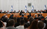 La présidente de la Cour suprême, Esther Hayut, et 14 autres juges, durant l'audience des recours déposés contre la loi du "caractère raisonnable" au tribunal de Jérusalem, le 12 septembre 2023. (Crédit : Debbie Hill/Pool/AFP)