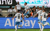 Le milieu de terrain israélien, le numéro 12 Gavriel Kanichowsky après le but marqué lors du match de football du groupe I de qualification de l'UEFA Euro 2024 Israël - Biélorussie au stade Bloomfield de Tel Aviv, le 12 septembre 2023. (Crédit : Jack Guez/AFP)