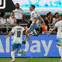 Le milieu de terrain israélien, le numéro 12 Gavriel Kanichowsky après le but marqué lors du match de football du groupe I de qualification de l'UEFA Euro 2024 Israël - Biélorussie au stade Bloomfield de Tel Aviv, le 12 septembre 2023. (Crédit : Jack Guez/AFP)