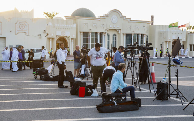 Des membres des médias attendant dans un terminal l'arrivée à l'aéroport international de Doha d'un avion qatari transportant cinq citoyens américains détenus en Iran, le 18 septembre 2023. (Crédit : Karim Jaafar/AFP) Des membres des médias attendant dans un terminal l'arrivée à l'aéroport international de Doha d'un avion qatari transportant cinq citoyens américains détenus en Iran, le 18 septembre 2023. (Crédit : Karim Jaafar/AFP)