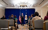 Le secrétaire d'État américain Antony Blinken annonçant, lors d'une conférence de presse, la libération de cinq Américains emprisonnés depuis des années en Iran, à New York, le 18 septembre 2023.  (Crédit : Craig Ruttle/POOL/AFP)