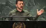 le président ukrainien Volodymyr Zelensky prenant la parole lors de la 78e Assemblée générale des Nations unies, à New York, le 19 septembre 2023. (Crédit : Timothy A. Clary/AFP)