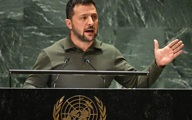 le président ukrainien Volodymyr Zelensky prenant la parole lors de la 78e Assemblée générale des Nations unies, à New York, le 19 septembre 2023. (Crédit : Timothy A. Clary/AFP) le président ukrainien Volodymyr Zelensky prenant la parole lors de la 78e Assemblée générale des Nations unies, à New York, le 19 septembre 2023. (Crédit : Timothy A. Clary/AFP)