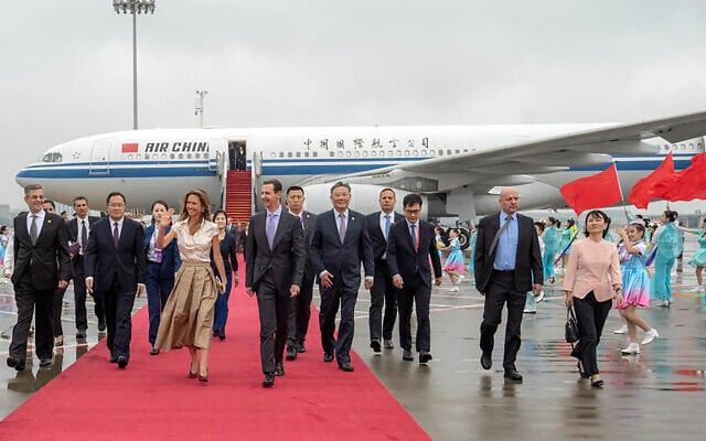 Le président syrien Bachar al-Assad (à gauche) et la Première Dame Asma al-Assad (à gauche) arrivant à l'aéroport de Pékin, le 21 septembre 2023. (Crédit : SANA / AFP) Le président syrien Bachar al-Assad (à gauche) et la Première Dame Asma al-Assad (à gauche) arrivant à l'aéroport de Pékin, le 21 septembre 2023. (Crédit : SANA / AFP)