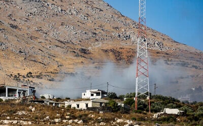 Cette photo prise depuis le village druze de Majdal Shams, sur la partie syrienne  du Golan, montre de la fumée s'échappant d'une position syrienne le long du front après un tir israélien, le 21 septembre 2023. (Crédit : JALAA MAREY / AFP)