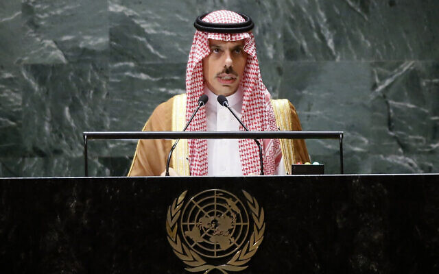 Le ministre saoudien des Affaires étrangères, le prince Faisal bin Farhan, prend la parole lors de la 78e Assemblée générale des Nations unies au siège de l'ONU à New York, le 23 septembre 2023. (Crédit : Leonardo Munoz / AFP) Le ministre saoudien des Affaires étrangères, le prince Faisal bin Farhan, prend la parole lors de la 78e Assemblée générale des Nations unies au siège de l'ONU à New York, le 23 septembre 2023. (Crédit : Leonardo Munoz / AFP)