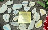 Le Stolpersteine en hommage à Maurice Mondhard, tué à Auschwitz, scellé le 16 septembre 2023, à Saint-Aubin-sur-Mer au nord de Caen (Calvados). (Crédit : Sibylle Hecht / Facebook)
