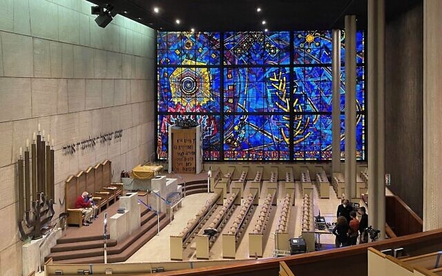 Le vaste intérieur de la synagogue Loop propice à la distanciation sociale, à Chicago. (Crédit : Paul Harding/FAIA via JTA) Le vaste intérieur de la synagogue Loop propice à la distanciation sociale, à Chicago. (Crédit : Paul Harding/FAIA via JTA)