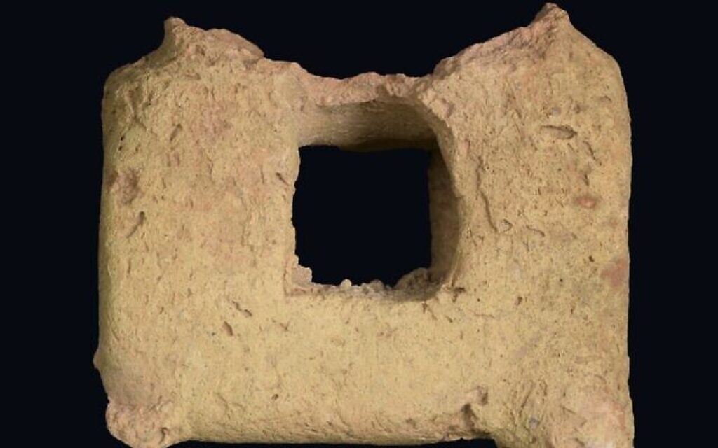 Autel d'encens en argile portable, trouvé le long de la route de pèlerinage près d'Eilat. (Crédit : Clara Amit, Autorité israélienne des Antiquités)