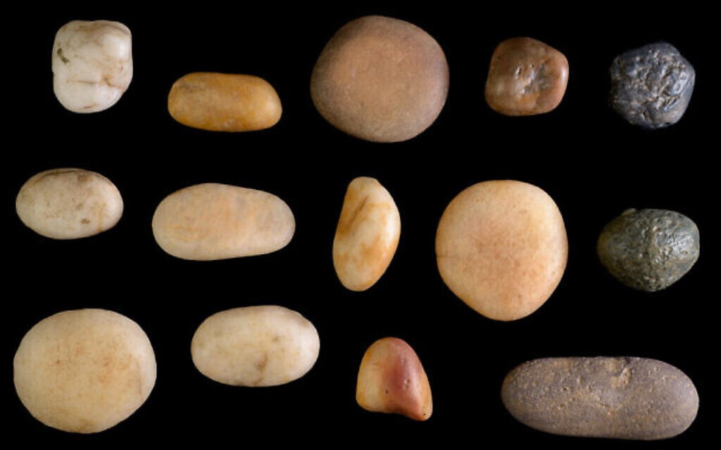 Cailloux de quartz colorés, probablement utilisés pour la divination, trouvés le long de la route de pèlerinage. (Crédit : Clara Amit, Autorité israélienne des Antiquités)