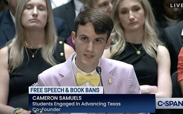 Cameron Samuels, étudiant juif engagé pour le libre accès aux livres, évoque l'impact de la remise en question par son lycée du Texas de « Maus » lors d'une audience du Sénat sur l'interdiction de certains livres, le 12 septembre 2023. (Capture d'écran C-SPAN via la JTA) Cameron Samuels, étudiant juif engagé pour le libre accès aux livres, évoque l'impact de la remise en question par son lycée du Texas de « Maus » lors d'une audience du Sénat sur l'interdiction de certains livres, le 12 septembre 2023. (Capture d'écran C-SPAN via la JTA)