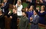 Le président ukrainien Volodymyr Zelensky et le Premier ministre Justin Trudeau se joignant à une standing-ovation en l'honneur de Yaroslav Hunka, qui était présent à la Chambre des communes à Ottawa, dans l'Ontario, le 22 septembre 2023. (Crédit : Patrick Doyle/La Presse canadienne via AP)