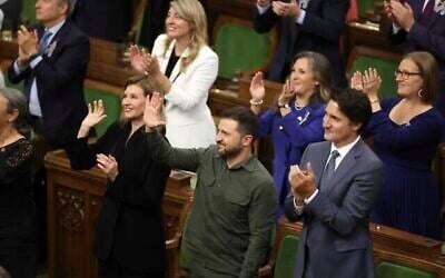 Le président ukrainien Volodymyr Zelensky et le Premier ministre Justin Trudeau se joignant à une standing-ovation en l'honneur de Yaroslav Hunka, qui était présent à la Chambre des communes à Ottawa, dans l'Ontario, le 22 septembre 2023. (Crédit : Patrick Doyle/La Presse canadienne via AP)