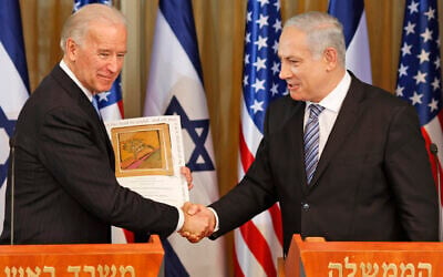 Le vice-président américain de l'époque, Joe Biden, serre la main au Premier ministre Benjamin Netanyahu à la résidence du Premier ministre de Jérusalem, le 9 mars 2010. (Crédit : Ariel Schalit/AP/File)